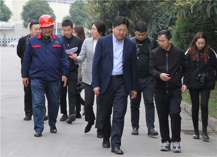 1604476418878579.jpg 这张照片放在关于我们---领导关怀最上面,文字内容:2020年11月3日咸阳市委常委、政法委书记王宏兵一行来我司开展营商环境调研.jpg